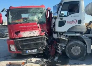 Avcılar’da iki beton mikseri çarpıştı; yaralı şoför hastaneye kaldırıldı