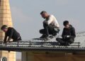Sivas'ta işçilerin çatıda tehlikeli mesaisi