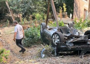 Beşiktaş’ta fren yerine gaza basan 79 yaşındaki sürücü bahçeye uçtu