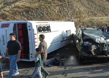 Bingöl’de midibüs ile kamyonet çarpıştı: 12 yaralı