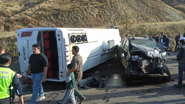 Bingöl’de midibüs ile kamyonet çarpıştı: 12 yaralı
