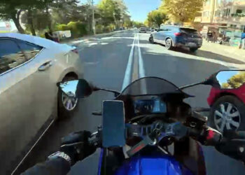 Motosikletle otomobilin çarpıştığı anlar kask kamerasında