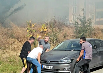 Edirne'de otluk alanda yangın; otomobili kurtarmak için seferber oldular