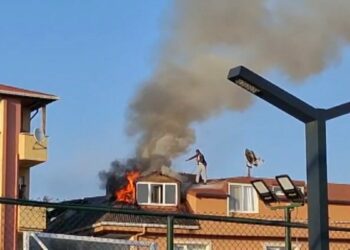 Sancaktepe'de 4 katlı binanın çatısı alev alev yandı