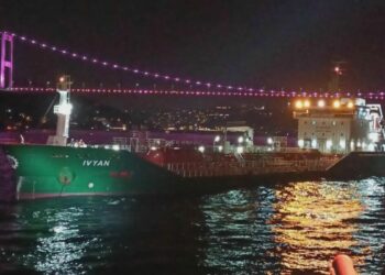 Kanlıca önlerinde sürüklenen gemi kıyıya metreler kala durdu; boğaz trafiği yeniden açıldı