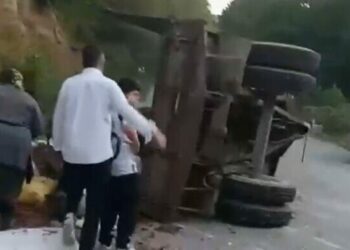 Düzce'de traktör römorku devrildi: 11 yaralı