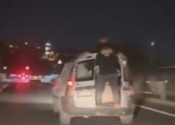 Başakşehir'de seyir halindeyken otomobil kapısından sarkan yolcu kamerada; 13 bin lira ceza yazıldı