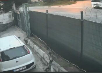 Arnavutköy'de freni tutmayan midibüs bahçeye girdi; sürücü kapısından tuttu ama durduramadı