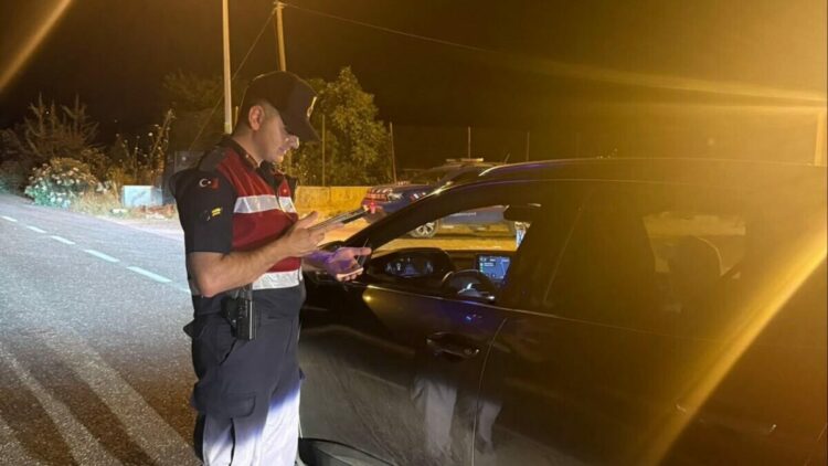 Çeşitli suçlardan aranan 19 şüpheli tutuklandı