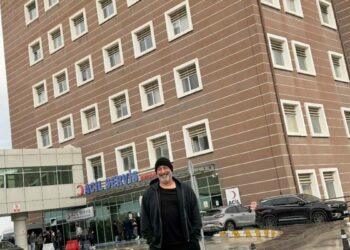 Cem Yılmaz, Çanakkale'de tedavi gördüğü hastaneye kontrole geldi