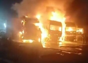 Beylikdüzü'nde 4 TIR alev alev yandı; kaçan şüpheliler aranıyor