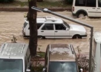 Mersin'de sağanak nedeniyle yolları su bastı