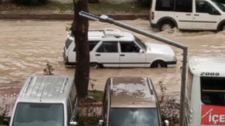Mersin'de sağanak nedeniyle yolları su bastı