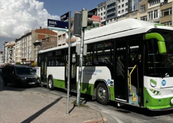 Akrabasını bıçakladı, kaçarken aracıyla özel halk otobüsüne çarptı