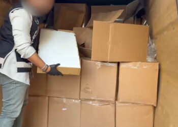 Mobil depo olarak kullanılan minibüste 1,1 milyon kaçak makaron ele geçirildi