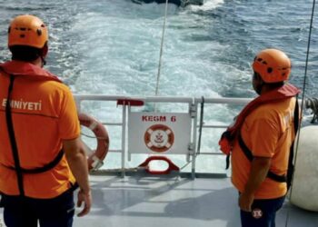 Çanakkale Boğazı'nda sürüklenen tekne kurtarıldı