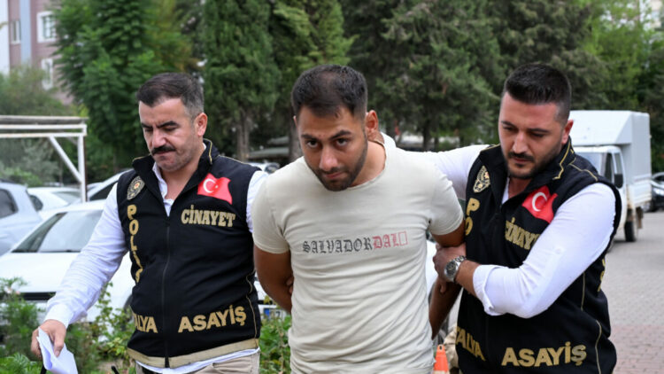 Birlikte yaşadığı kadını boğmadan önce üzerine kaynar su dökmüş