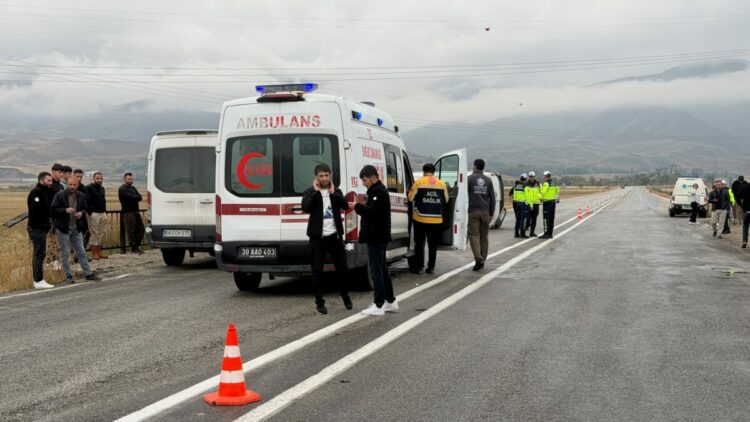 Öğrenci servisi devrildi; 12 yaralı