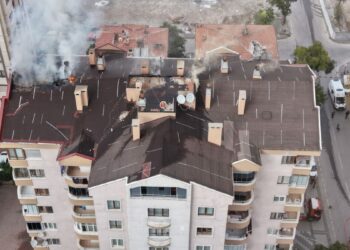 9 katlı apartmanın çatısı yandı