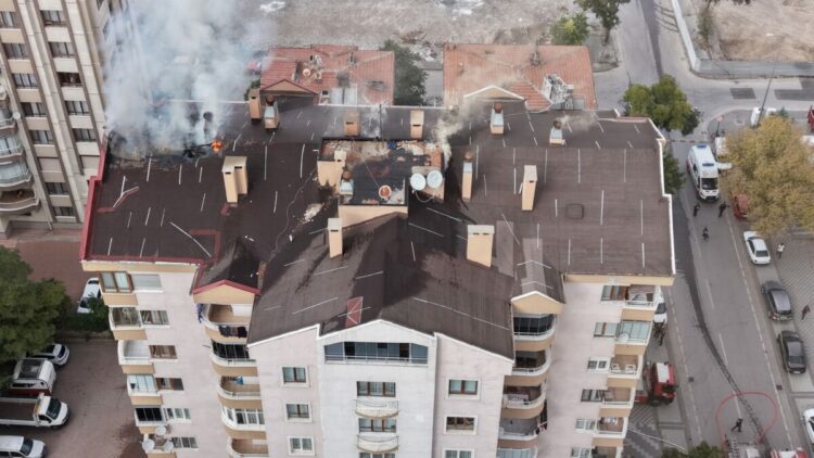 9 katlı apartmanın çatısı yandı