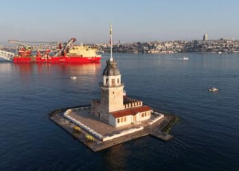 Dev boru döşeme gemisi İstanbul Boğazı'ndan geçti