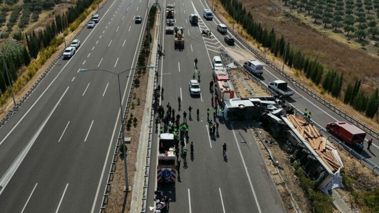 Manisa'da 11 kişinin öldüğü kazada otobüs ve TIR’ın şoförü tutuklandı