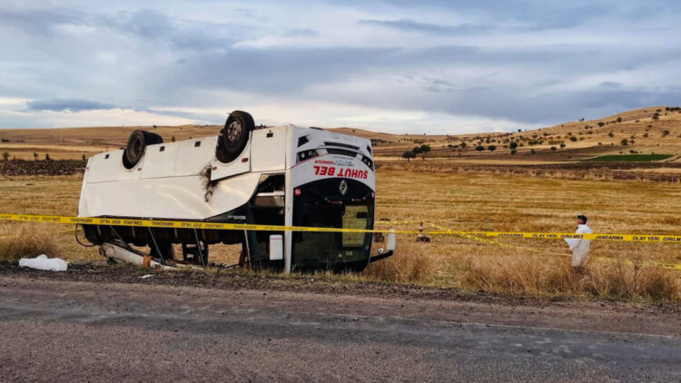 Afyonkarahisar'da midibüs, şarampole devrildi: 1 ölü, 27 yaralı