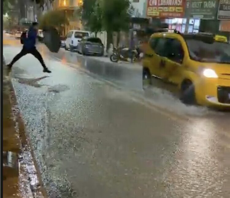 Elazığ’da sağanak, hayatı olumsuz etkiledi