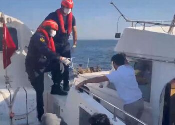 Didim açıklarında 3'ü çocuk 17 kaçak göçmen kurtarıldı; 1 gözaltı