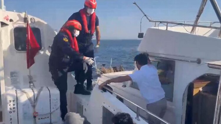 Didim açıklarında 3'ü çocuk 17 kaçak göçmen kurtarıldı; 1 gözaltı