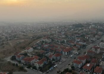 Çeltik hasadı sonrası anız yakımı, ilçeyi duman altında bırakıyor