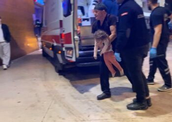 Nefes borusuna misket kaçan bebek, doktorların müdahalesiyle hayata tutundu