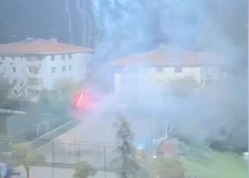 Beşiktaş’ta havai fişek patlatıp kaçmaya çalıştılar; polisin müdahalesiyle yakalandılar