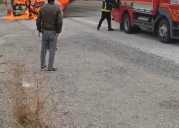 Van’da seyir halindeyken alev alan kamyonet yandı