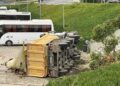 Eyüpsultan’da 2 araca çarpan hafriyat kamyonu İSKİ’nin bahçesine düştü: 2 yaralı -2 / Kaza anı