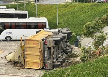 Eyüpsultan’da 2 araca çarpan hafriyat kamyonu İSKİ’nin bahçesine düştü: 2 yaralı -2 / Kaza anı