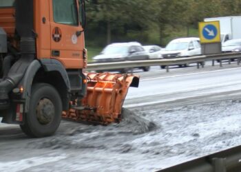 Başakşehir'de hafriyat yola döküldü; trafik yoğunluğu oluştu / Geniş haber
