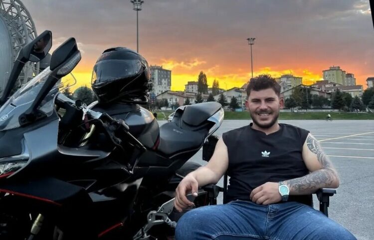 Otomobille çarpışan motosikletin yaralanan sürücüsü kurtarılamadı