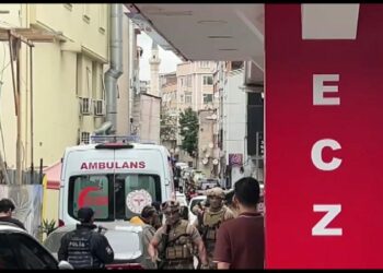 Fatih'te icra memurlarıyla tartışıp havaya ateş açan kiracı gözaltına alındı