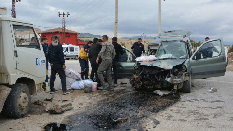 Kamyonet ile hafif ticari araç çarpıştı: 1 ölü, 2 yaralı