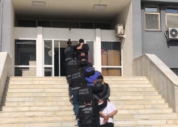 Uyuşturucu operasyonunda suçüstü yakalanan 5 şüpheli tutuklandı