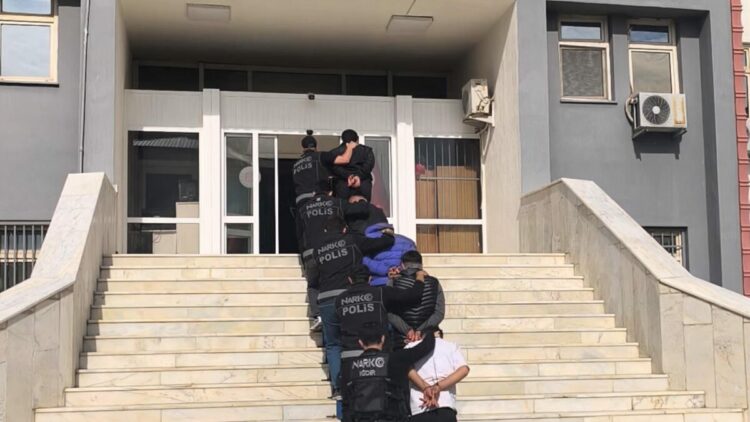 Uyuşturucu operasyonunda suçüstü yakalanan 5 şüpheli tutuklandı