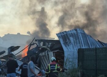 75 kiracının bulunduğu pazarda çıkan yangının nedeni tespit edilemedi