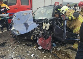 Otomobil, hafriyat kamyonu çarptı; 1’i çocuk 2 yaralı