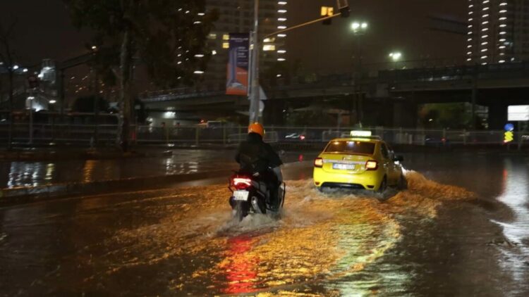 İzmir’de sağanak etkili oldu
