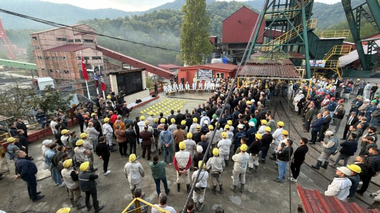 Maden faciasında ölen 43 işçi anıldı