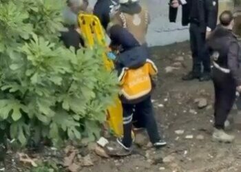 Küçükçekmece’de su basan bodrum katta mahsur kalan kişiyi itfaiye kurtardı