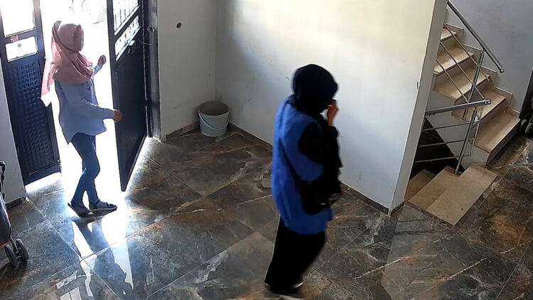 Yüzlerini eşarpla gizleyip girdikleri apartman dairesinden para ve altın çaldılar
