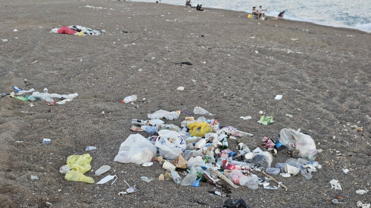 Kumköy sahili, yine çöplüğe döndü
