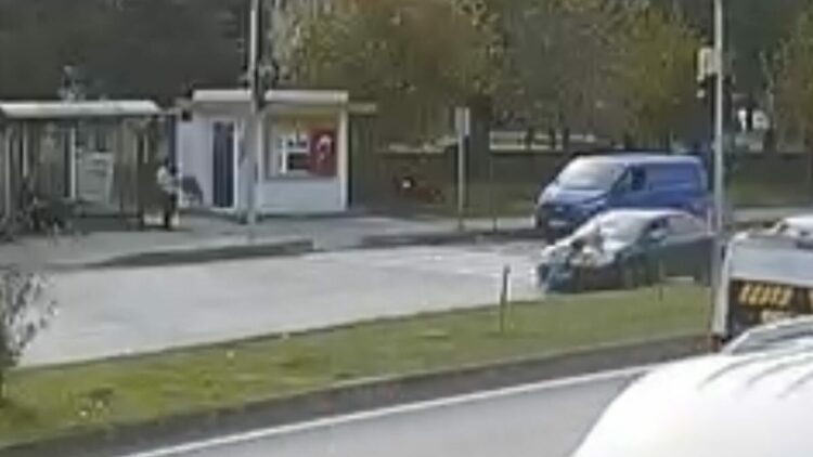 Bisikletli çocuğa otomobil çarptı; kaza kamerada